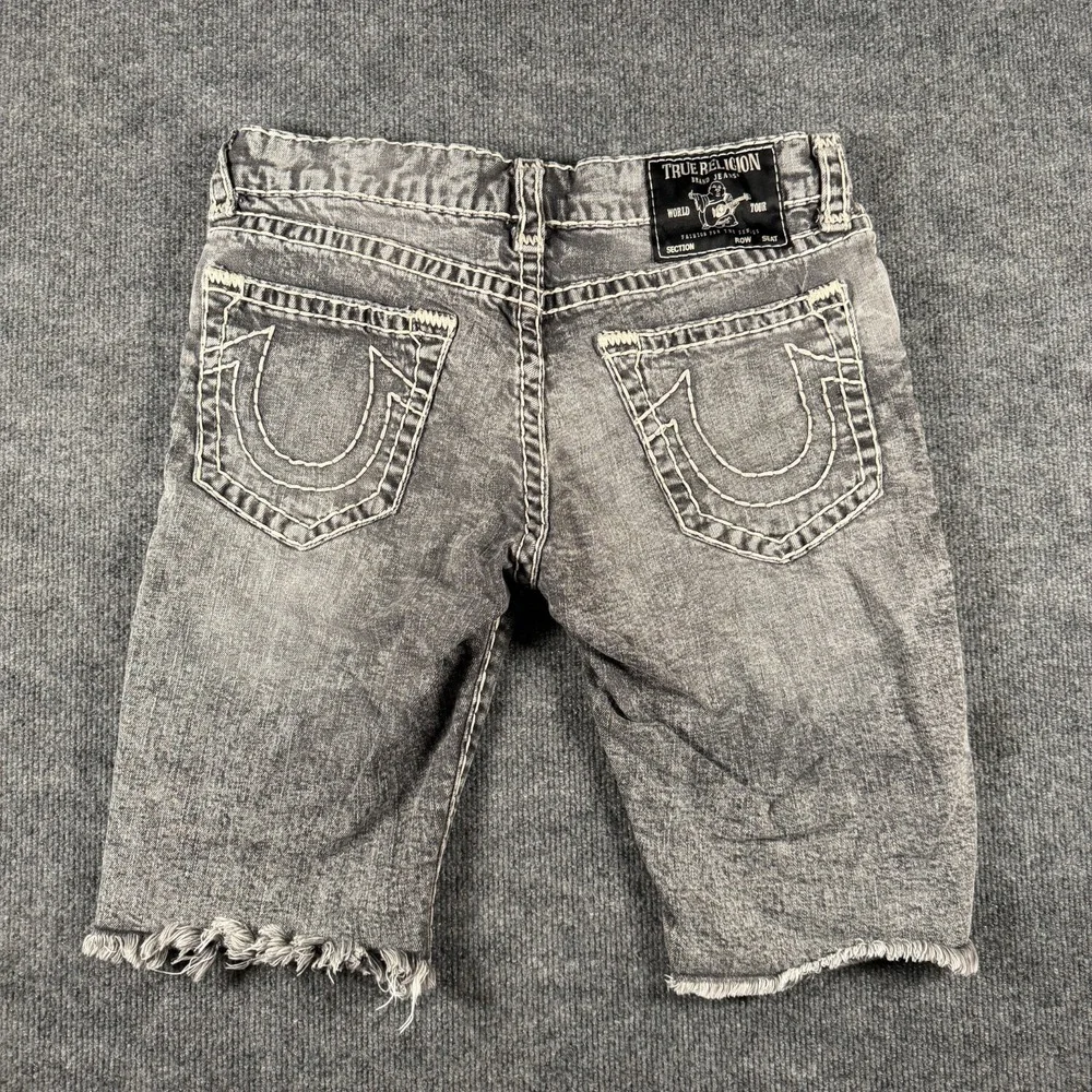 True Religion Ricky Relaxed Straight Gray Denim Shorts 32 Raw Hem Grunge